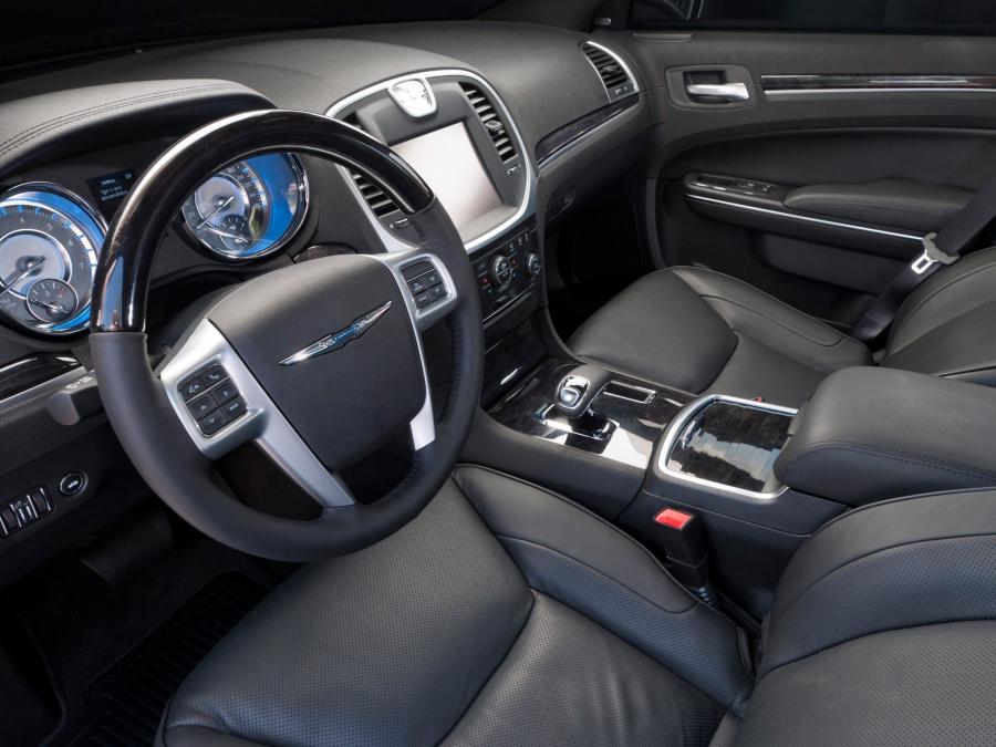  Chrysler 300C 2012 года  (фото 7 из 16)